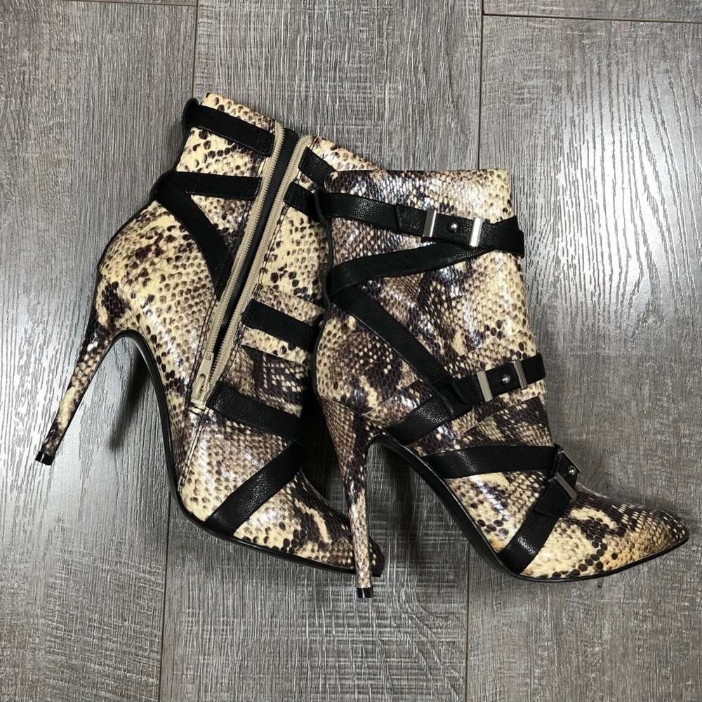 GUESS Women’s Heeled Boots Parley Snake Printed Pointed Size 7 ½ M